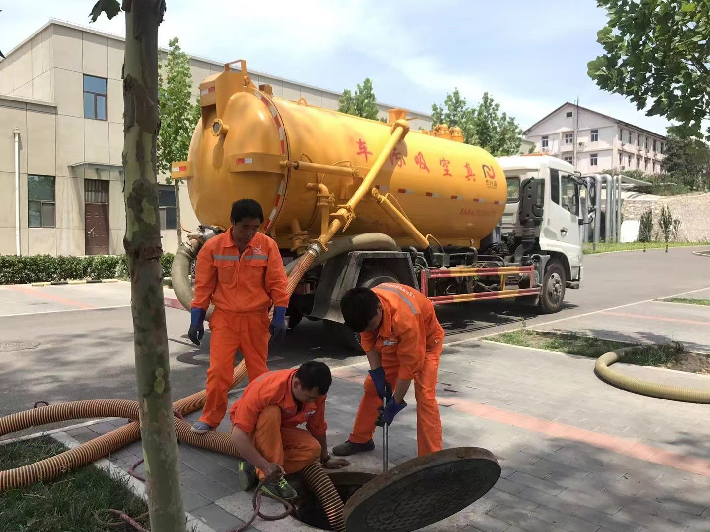 阳江管道疏通车停在窨井附近