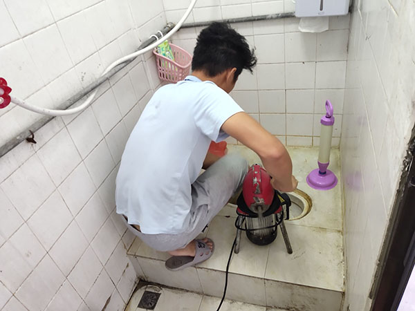 阳江管道堵塞冒臭气 专业师傅现场解决问题